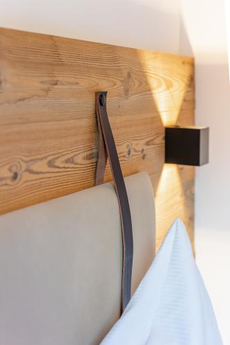 Detail_Kopfpolster_Lampe_ferienhaus_Niedernsill_zell_am_see_Österriech_Chalet_Charlotte_exklusiv_luxus