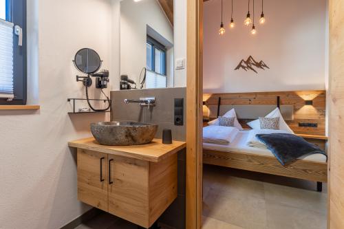 Schlafzimmer-BadEnSuite-ferienhaus_Niedernsill_zell_am_see_Österriech_Chalet_Charlotte_exklusiv_luxus-16